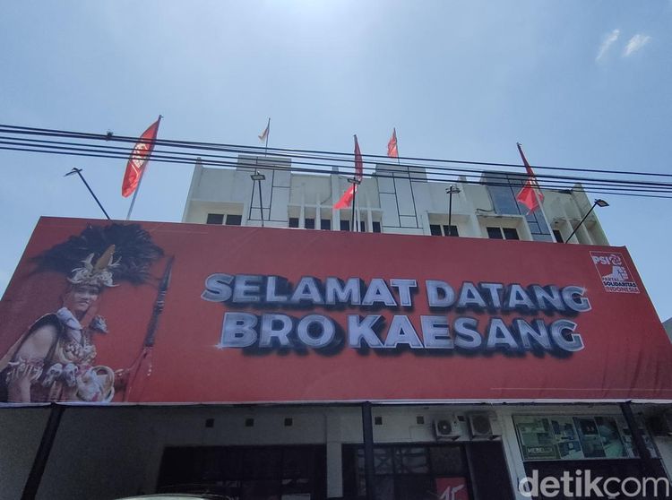Potret Spanduk Selamat Datang Bro Kaesang Mejeng di Kantor PSI Solo