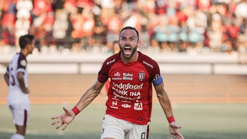 Selebrasi striker Bali United Ilija Spasojevic seusai mencetak gol.