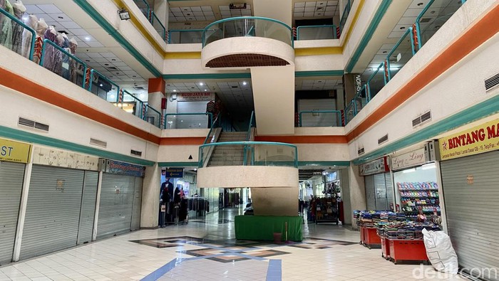 Suasana di Jembatan Merah Plaza (JMP) Surabaya yang sepi mamring gegara jualan live di e-commerce dan medsos.