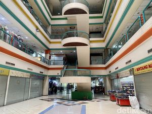 Sepi Mamring di Jembatan Merah Plaza Surabaya, Eskalator Dimatikan