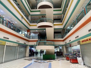 Sepi Mamring di Jembatan Merah Plaza Surabaya, Eskalator Dimatikan