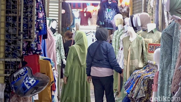 Suasana di Pasar Andir, Kota Bandung.