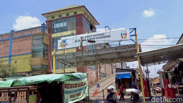Suasana di Pasar Andir, Kota Bandung. Suasana di Pasar Andir, Kota Bandung.