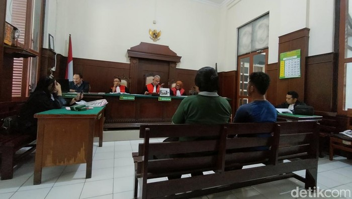 Suasana sidang perdana pengacara di Surabaya terjerat narkoba