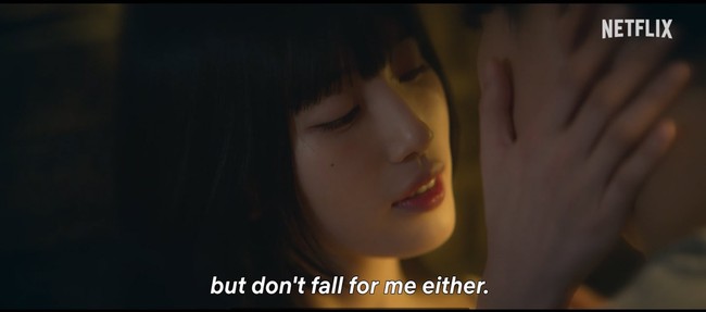 Melihat karakter Suzy yang senang merayu, penggemar menyebut Doona sebagai cewek red flag. “Mba suzy as a red flag girl, tidak kusangka2 akan mengambil role ini,” “Red flag banget, tapi kalo Suzy mah hajar aja, ga masalah red flag. Bodo amat,” “kalau yang redflag suzy sih gapapa.”   Foto: dok. Netflix