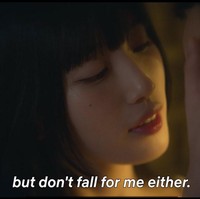 Melihat karakter Suzy yang senang merayu, penggemar menyebut Doona sebagai cewek red flag. “Mba suzy as a red flag girl, tidak kusangka2 akan mengambil role ini,” “Red flag banget, tapi kalo Suzy mah hajar aja, ga masalah red flag. Bodo amat,” “kalau yang redflag suzy sih gapapa.”   Foto: dok. Netflix