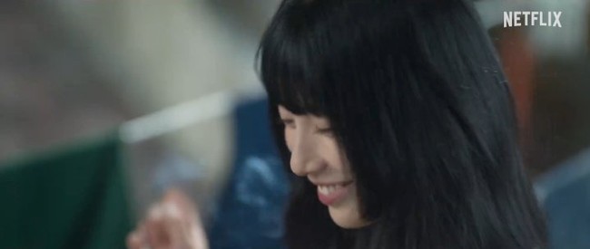 Karakter Suzy, Lee Doona memutuskan untuk kembali ke bangku kuliah dan tinggal di sebuah sharing house.Foto: dok. Netflix