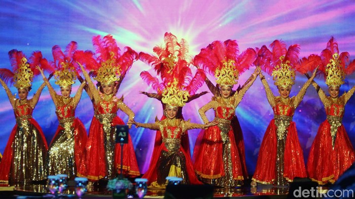 Tarian Tradisional Meriahkan detikcom Awards 2023 detikcom Awards 2023 yang mengangkat tema 'Adapt and Transform For An Era Of Change' digelar di Java Ballroom The Westin Jakarta, Kamis (21/9). Acara ini dimeriahkan dengan tarian tradisional.