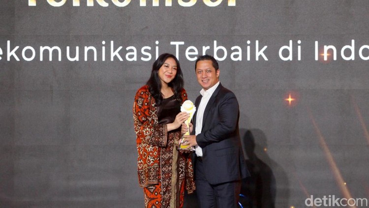 Telkomsel Dinobatkan Jadi Operator Telekomunikasi Terbaik di Indonesia Telkomsel didapuk sebagai operator telekomunikasi terbaik Indonesia dalam ajang detikcom Awards 2023.