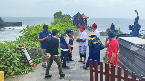 Tim dari Kemen PUPR melakukan pemeriksaan keretakan di area Pura Batu Bolong pada kawasan objek wisata Tanah Lot. (Humas DTW Tanah Lot)