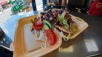 Ada menu salad segar yang juga bisa dipesan di sini. Isian sayurnya berlimpah dengan dressing yang menyegarkan nikmat untuk disantap sebagai pendamping makanan. Foto: YouTube/Emilys Wanderland