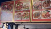 Berbagai menu khas Turki disajikan di toko kebab ini. Mulai dari donner hingga burger juga dapat dipesan dengan ukuran kecil atau besar. Foto: YouTube/Emilys Wanderland