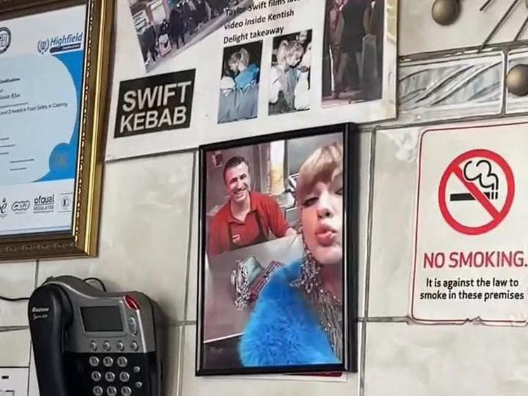 Toko Kebab Favorit Taylor Swift di London Jadi Wisata Bagi Swiftie