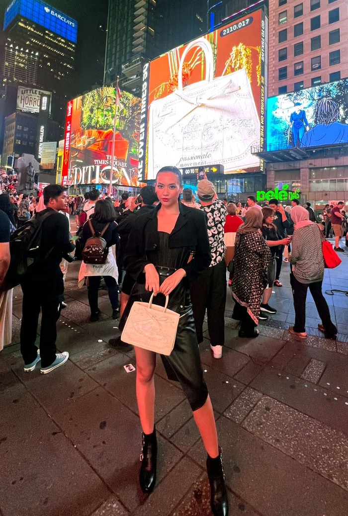 Top! Brand Fashion asal Indonesia Mejeng di Times Square New York Ende, sebuah brand fashion asal Indonesia, berhasil melenggang pada sebuah acara bergengsi ajang fashion show di Times Square, New York.