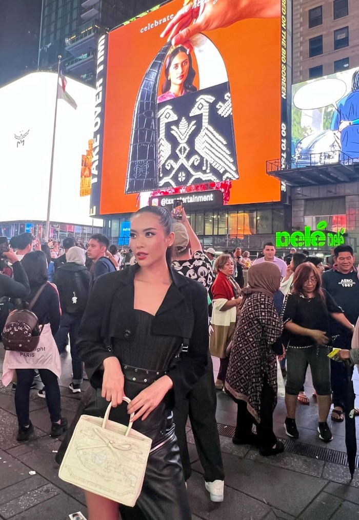 Top! Brand Fashion asal Indonesia Mejeng di Times Square New York Ende, sebuah brand fashion asal Indonesia, berhasil melenggang pada sebuah acara bergengsi ajang fashion show di Times Square, New York.