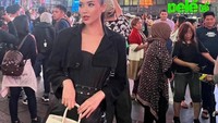 Dalam fashion show yang digelar di Times Square, New York, Ende berhasil menampilkan koleksi terbarunya yang memukau para penikmat fashion yang hadir. Sederet koleksi seperti Mahadewi Archipelago, Garuda, Kelindan, Melasti, Arunika berhasil mendapatkan apresiasi hangat di tengah meriahnya Times Square, New York. 