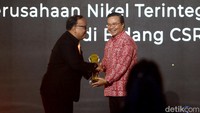 Direktur Transmedia Latif Harnoko memberikan langsung penghargaan kepada Director of Health Safety and Environment PT Trimegah Bangun Persada Tbk (Harita Nickel) Tonny Hasudungan Gultom.