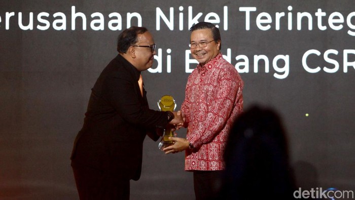Trofi Penghargaan Perusahaan Nikel Terintegrasi Diberikan Kepada Harita Nickel Trofi Penghargaan Perusahaan Nikel Terintegrasi Diberikan Kepada Harita Nickel