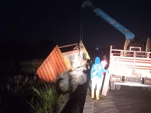 Nyasar Ikuti Google Maps, Truk Pasir Terjun ke Sawah di Pomah Klaten