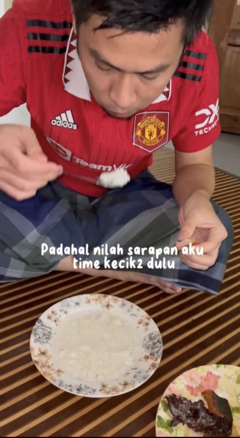 Unik! Pria Ini Hobi Makan Nasi Campur Air Sejak Kecil