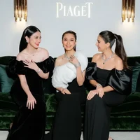 Velove tampak berpose bersama aktris Malaysia, Scha Alyahya dan Sririta Jensen Narongdej, artis asal Thailand. Ketiganya berbusana serasi nuansa hitam-putih. Foto: Instagram/@vaelovexia, Piaget