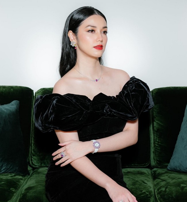 Banyak netizen memuji penampilan Velove Vexia. Ada yang menyebut kecantikannya terkesan ‘mahal’. Foto: Instagram/@vaelovexia, Piaget