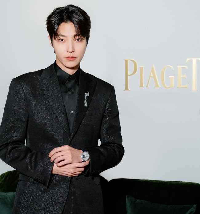 Jas yang dikenakannya tampak glamor karena taburan glitter yang memendarkan cahaya. Pria 32 tahun ini pun melengkapi penampilannya dengan bros dan jam tangan dari Piaget. Foto: Instagram/@vaelovexia, Piaget