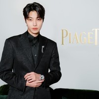 Jas yang dikenakannya tampak glamor karena taburan glitter yang memendarkan cahaya. Pria 32 tahun ini pun melengkapi penampilannya dengan bros dan jam tangan dari Piaget. Foto: Instagram/@vaelovexia, Piaget