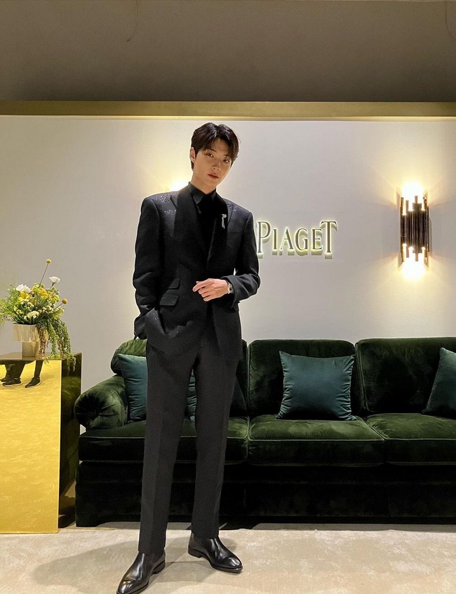 Tampak hadir juga aktor Korea Selatan Hwang In Yeop di acara yang sama. Bintang drakor ‘True Beauty’ ini tampil elegan berbalut setelan jas serba hitam. Foto: Instagram/@vaelovexia, Piaget