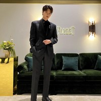 Tampak hadir juga aktor Korea Selatan Hwang In Yeop di acara yang sama. Bintang drakor ‘True Beauty’ ini tampil elegan berbalut setelan jas serba hitam. Foto: Instagram/@vaelovexia, Piaget