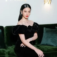 “Devinisi Cantik dan elegan ini mah,” komentar salah satu netizen. “Cantiknya mahal yg ini mah,” tulis netizen lain. Foto: Instagram/@vaelovexia, Piaget