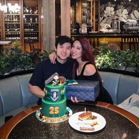 Nama Vietyana Chloe belakangan banyak diperbincangkan usai dirinya diketahui berpacaran dengan putra Ahok, Nicholas Sean. Hal itu baru terungkap usai Sean membagikan foto romantis kebersamaan mereka di hari ulang tahunnya. Foto: Instagram/@vietyanachloe