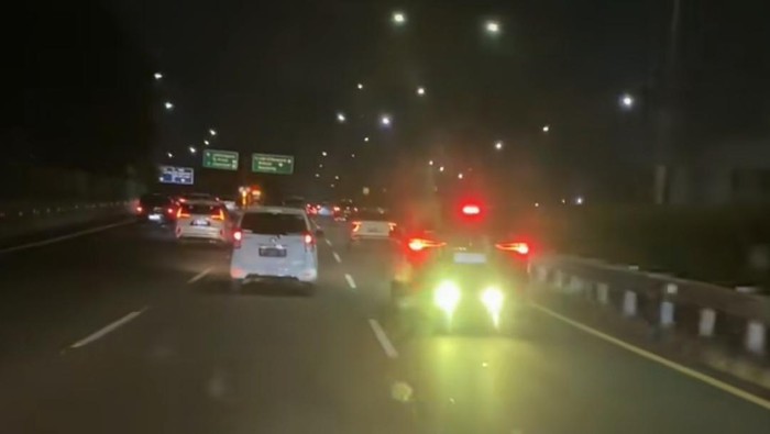 Viral Fortuner pakai lampu tembak.