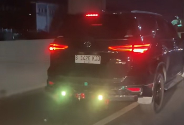 Viral Fortuner pakai lampu tembak.