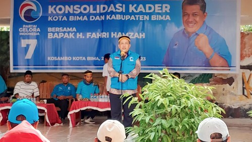 Wakil Ketua Umum Gelora Fahri Hamzah memimpin konsolidasi bersama kader dan simpatisan Partai Gelora di Kota Bima dan Kabupaten Bima, NTB, Kamis (21/9/2023). (Foto: Dok. DPW Partai Gelora)