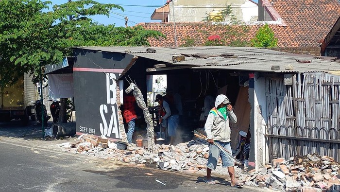 Kondisi warung Mujiono, di Jalan Ahmad Yani, Kelurahan Manahan, Kecamatan Banjarsari, Kota Solo, yang ditabrak truk, Kamis (21/9/2023).