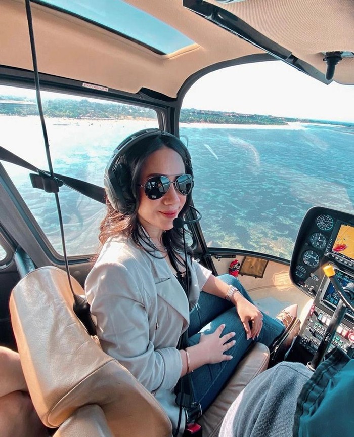 Endah Dwi saat pelesiran dengan helikopter Fly Bali, di Ungasan, Badung, Bali, Sabtu (27/5/2023).