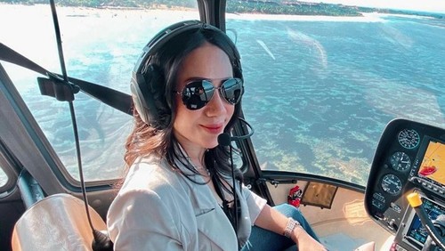 Endah Dwi saat pelesiran dengan helikopter Fly Bali, di Ungasan, Badung, Bali, Sabtu (27/5/2023).