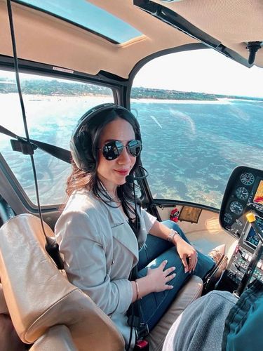 Endah Dwi saat pelesiran dengan helikopter Fly Bali, di Ungasan, Badung, Bali, Sabtu (27/5/2023).