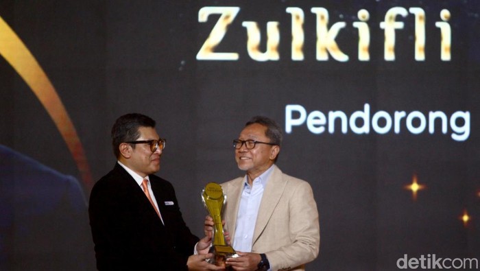 Zulhas Raih Penghargaan Tokoh Pendorong Kinerja Ekspor