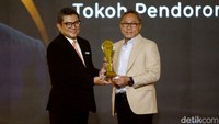 Menteri Perdagangan Zulkifli Hasan (Zulhas) mendapatkan penghargaan dalam ajang detikcom Awards 2023. Zulhas dinobatkan pada kategori Tokoh Pendorong Kinerja Ekspor dalam ajang tersebut.