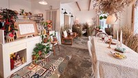 Dekorasi rustic jadi ciri khas The Seat Cafe. Di dalamnya ada banyak unsur kayu dan tanaman hijau yang memberikan kesan segar sekaligus alami. Di sini tersedia ragam teh premium, cake, pastry, sandwich, dan salad. Foto: Vinpearl