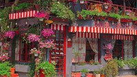 Cantik, romantis, dan penuh bunga! Bonjour Cafe The Art mengombinasikan unsur seni Prancis dengan energi cerah dari kota Ho Chi Minh. Di dalamnya ada banyak minuman terinspirasi Prancis, cake, macaron, dan ragam pastry. Foto: Vinpearl