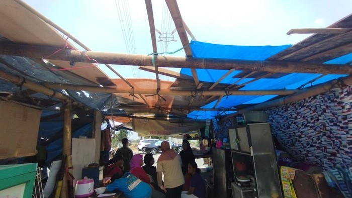 11 Kepala keluarga di Kampung Susun Bayam bertahan tinggal di tenda dekat Jakarta International Stadium (JIS).