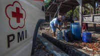Warga kesulitan air bersih karena sumurnya mengering akibat musim kemarau. 