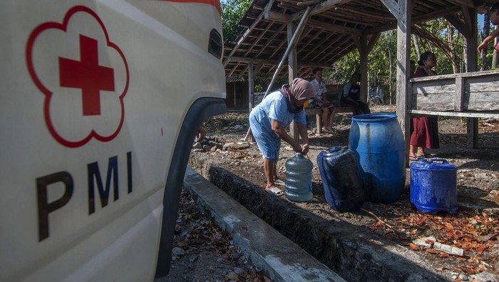 30 Desa di Boyolali Kesulitan Air Bersih Sejumlah warga mengisi air bersih distribusi dari Palang Merah Indonesia (PMI) Surakarta di Ngrandu, Kedungrejo, Kemusu, Boyolali, Jawa Tengah, Kamis (21/9/2023). Berdasarkan data Badan Penanggulangan Bencana Daerah (BPBD) Boyolali per (21/9/2023) daerah yang mengalami kesulitan air pada musim kemarau menjadi 30 desa di 10 kecamatan di Kabupaten Boyolali. ANTARA FOTO/Aloysius Jarot Nugroho/tom.