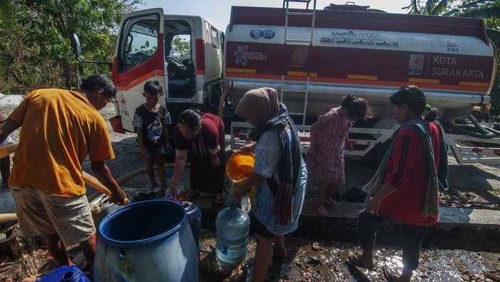 30 Desa di Boyolali Kesulitan Air Bersih Sejumlah warga mengisi air bersih distribusi dari Palang Merah Indonesia (PMI) Surakarta di Ngrandu, Kedungrejo, Kemusu, Boyolali, Jawa Tengah, Kamis (21/9/2023). Berdasarkan data Badan Penanggulangan Bencana Daerah (BPBD) Boyolali per (21/9/2023) daerah yang mengalami kesulitan air pada musim kemarau menjadi 30 desa di 10 kecamatan di Kabupaten Boyolali. ANTARA FOTO/Aloysius Jarot Nugroho/tom.
