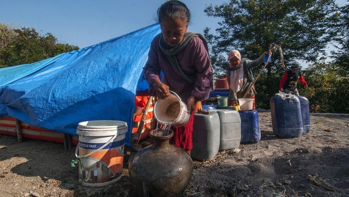 Sejumlah warga mengisi air bersih distribusi dari Palang Merah Indonesia (PMI) Surakarta di Ngrandu, Kedungrejo, Kemusu, Boyolali, Jawa Tengah, Kamis (21/9/2023). Berdasarkan data Badan Penanggulangan Bencana Daerah (BPBD) Boyolali per (21/9/2023) daerah yang mengalami kesulitan air pada musim kemarau menjadi 30 desa di 10 kecamatan di Kabupaten Boyolali. ANTARA FOTO/Aloysius Jarot Nugroho/tom.