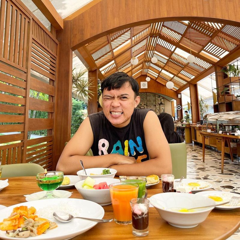 Aa Juju, food vlogger makan lurr yang review jujur