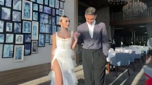 Adam Rosyadi tampak sering menemani Agnez Mo di berbagai kegiatan. Foto: Instagram/@agnezmo